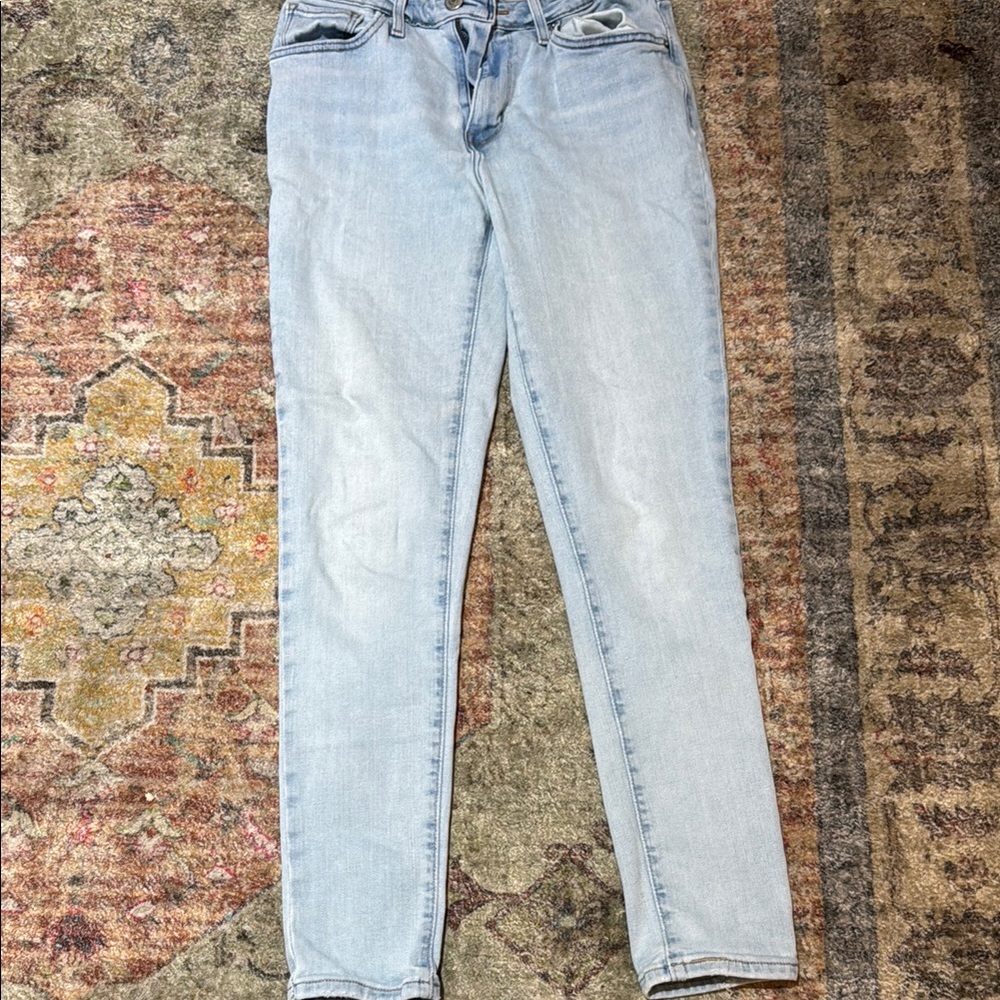 Levi's 721 High Rise Skinny Jeans 
Classic Worn-In Look